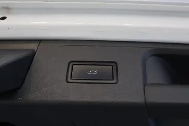 Valkoinen Farmari, Volkswagen Passat – NMM-852