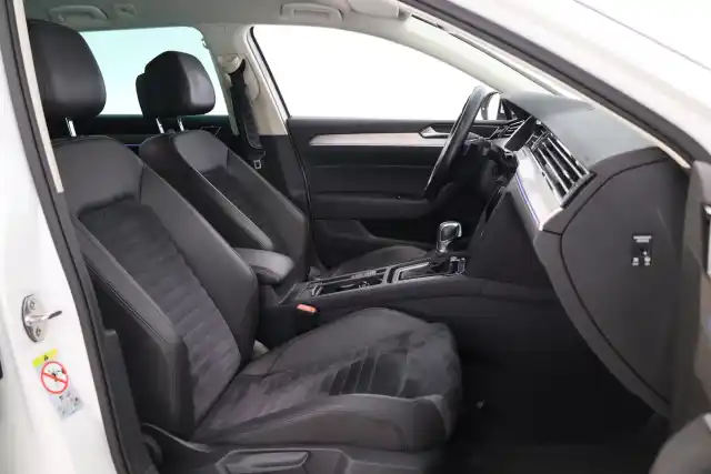 Valkoinen Farmari, Volkswagen Passat – NMM-852