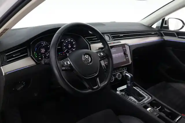 Valkoinen Farmari, Volkswagen Passat – NMM-852