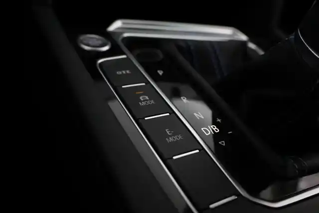 Valkoinen Farmari, Volkswagen Passat – NMM-852