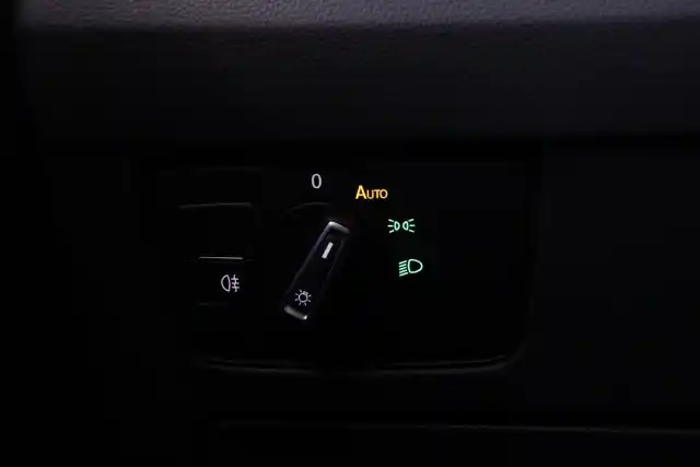 Valkoinen Farmari, Volkswagen Passat – NMM-852