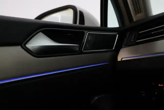Valkoinen Farmari, Volkswagen Passat – NMM-852