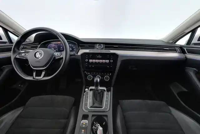 Valkoinen Farmari, Volkswagen Passat – NMM-852