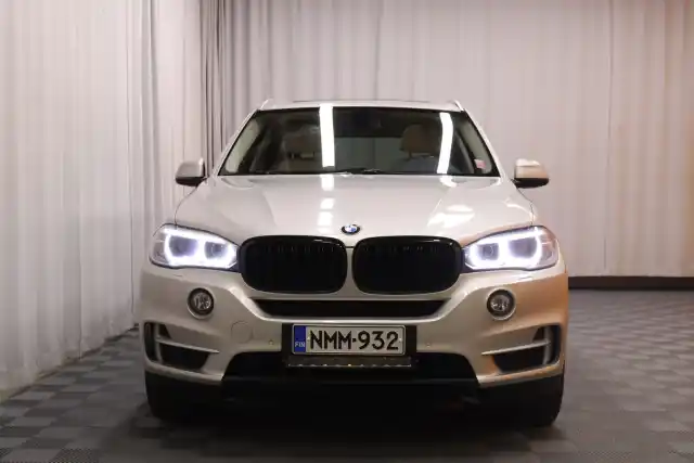 Harmaa Maastoauto, BMW X5 – NMM-932