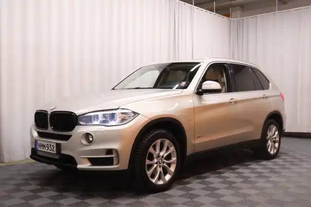 Harmaa Maastoauto, BMW X5 – NMM-932