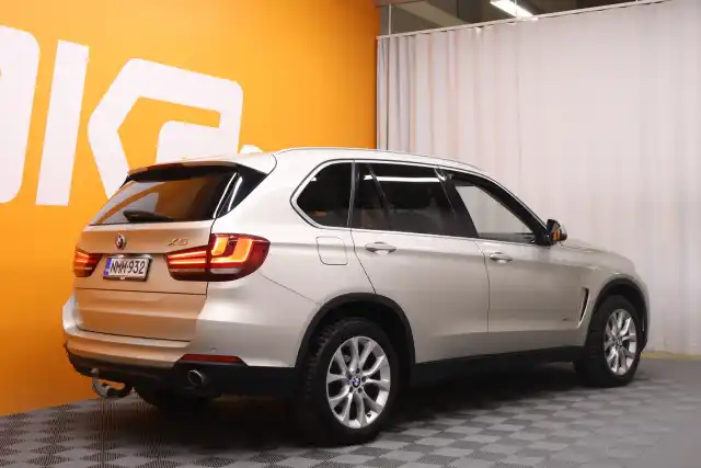 Harmaa Maastoauto, BMW X5 – NMM-932