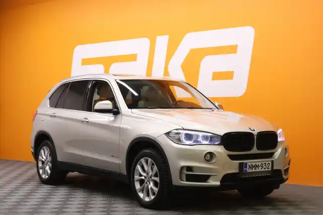 Harmaa Maastoauto, BMW X5 – NMM-932