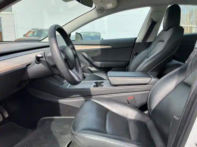 Valkoinen Sedan, Tesla Model 3 – NMN-398