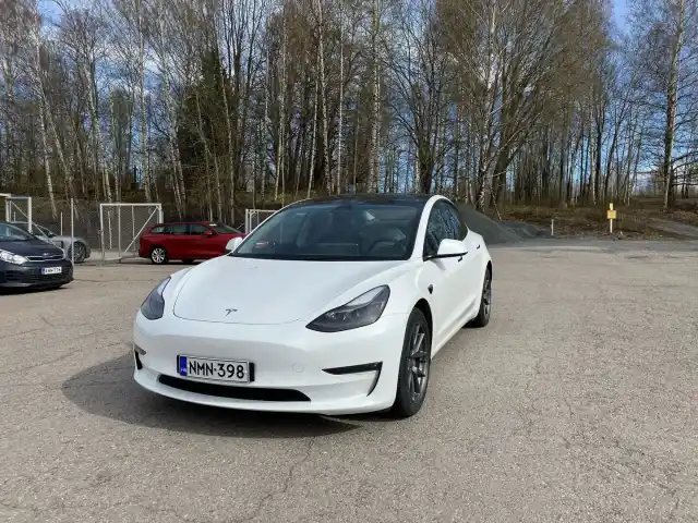 Valkoinen Sedan, Tesla Model 3 – NMN-398