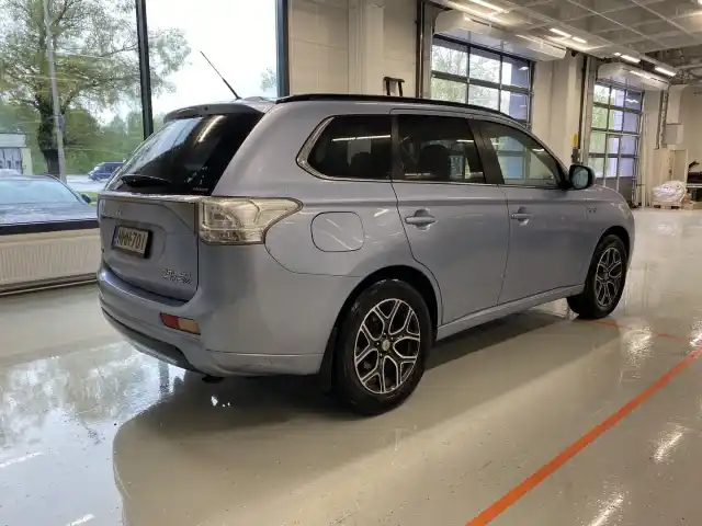 Sininen Maastoauto, Mitsubishi OUTLANDER PHEV – NMN-701