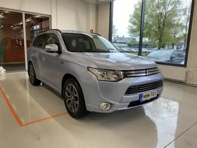 Sininen Maastoauto, Mitsubishi OUTLANDER PHEV – NMN-701
