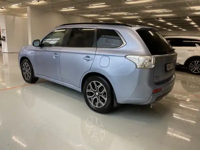 Sininen Maastoauto, Mitsubishi OUTLANDER PHEV – NMN-701