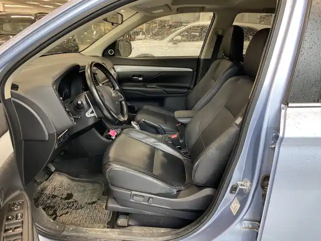 Sininen Maastoauto, Mitsubishi OUTLANDER PHEV – NMN-701