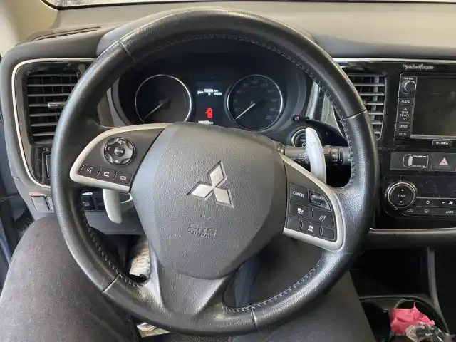 Sininen Maastoauto, Mitsubishi OUTLANDER PHEV – NMN-701