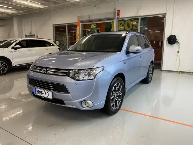 Sininen Maastoauto, Mitsubishi OUTLANDER PHEV – NMN-701