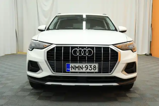 Valkoinen Maastoauto, Audi Q3 – NMN-938