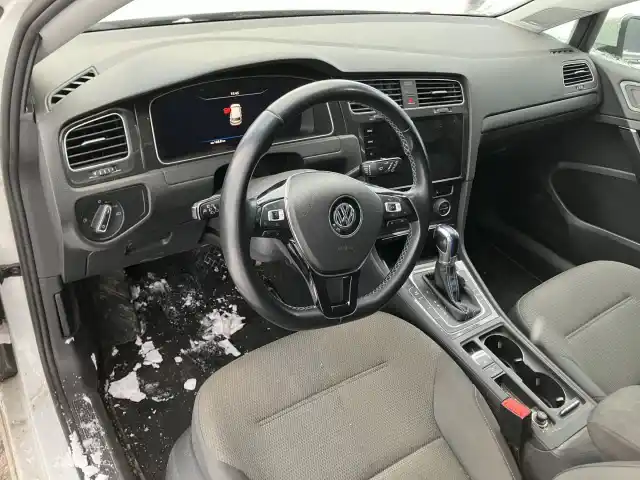 Valkoinen Viistoperä, Volkswagen Golf – NMO-385