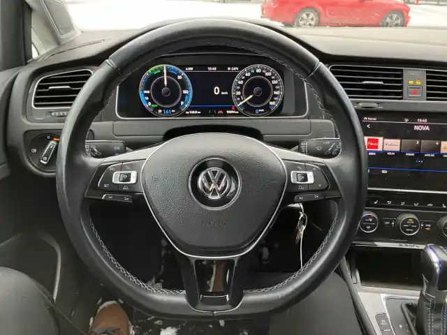 Valkoinen Viistoperä, Volkswagen Golf – NMO-385