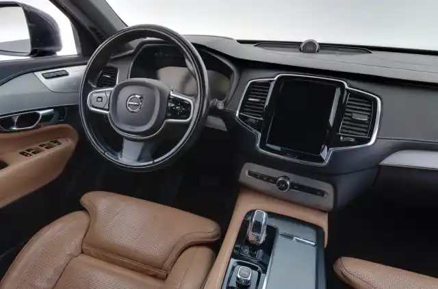 Harmaa Maastoauto, Volvo XC90 – NMO-411