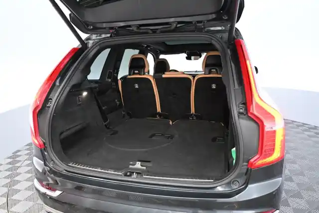 Harmaa Maastoauto, Volvo XC90 – NMO-411