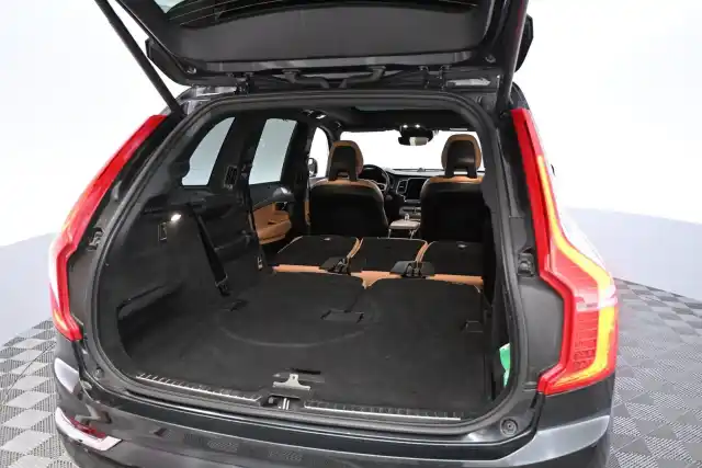 Harmaa Maastoauto, Volvo XC90 – NMO-411