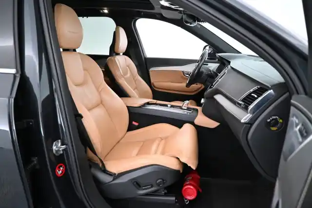 Harmaa Maastoauto, Volvo XC90 – NMO-411