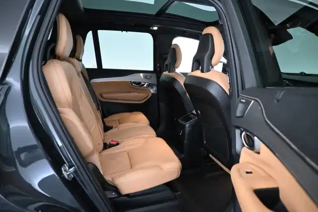 Harmaa Maastoauto, Volvo XC90 – NMO-411