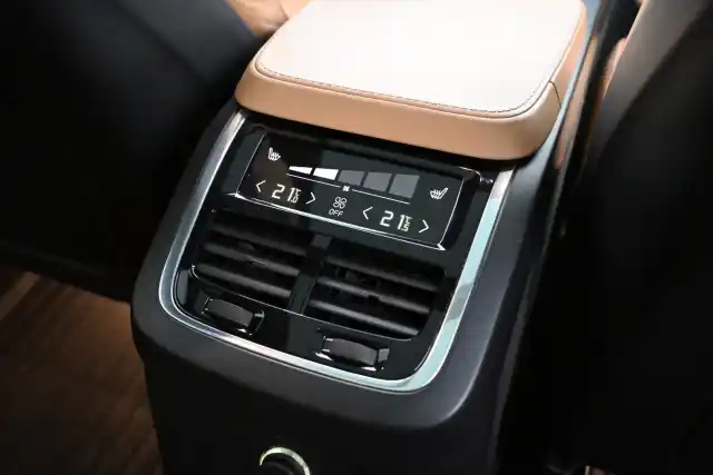 Harmaa Maastoauto, Volvo XC90 – NMO-411