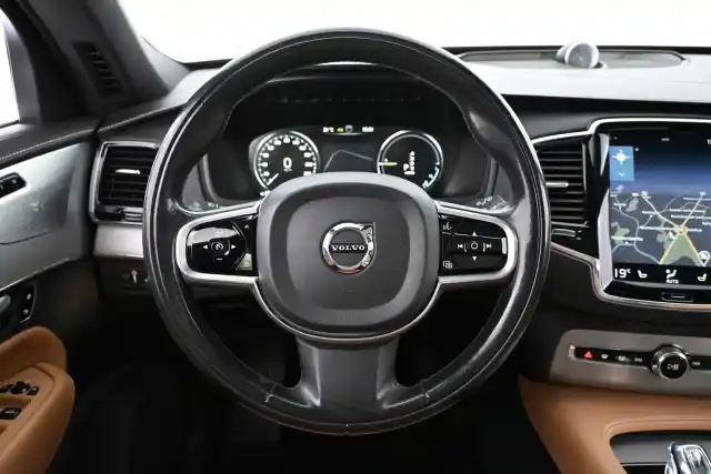 Harmaa Maastoauto, Volvo XC90 – NMO-411