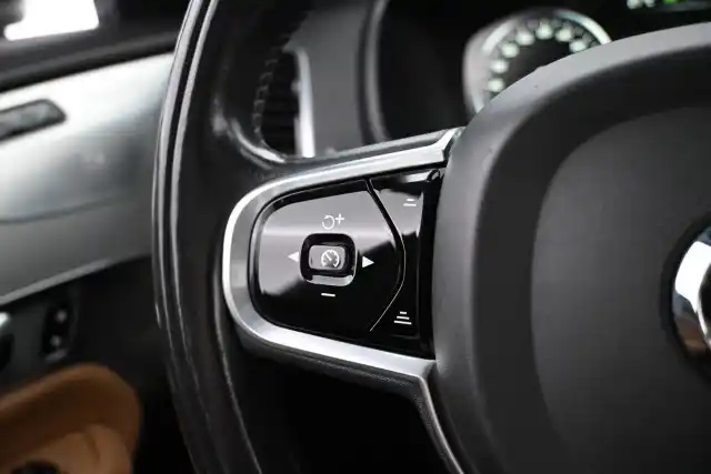 Harmaa Maastoauto, Volvo XC90 – NMO-411