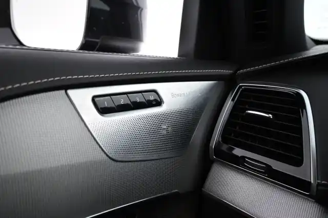 Harmaa Maastoauto, Volvo XC90 – NMO-411