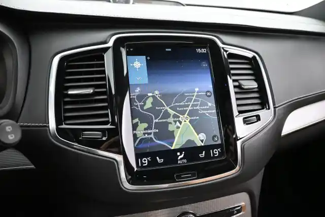 Harmaa Maastoauto, Volvo XC90 – NMO-411