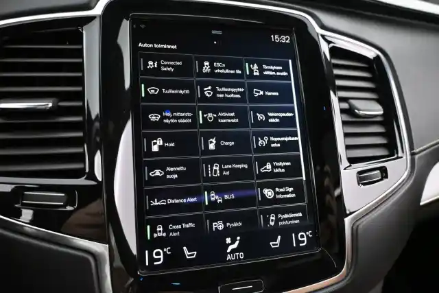 Harmaa Maastoauto, Volvo XC90 – NMO-411