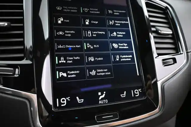 Harmaa Maastoauto, Volvo XC90 – NMO-411