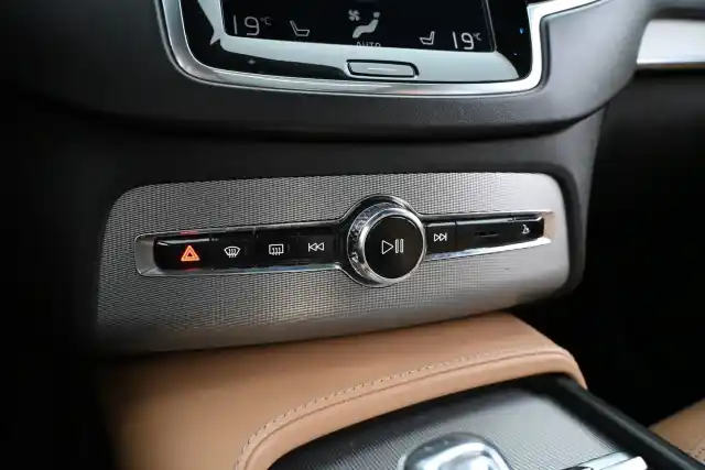 Harmaa Maastoauto, Volvo XC90 – NMO-411