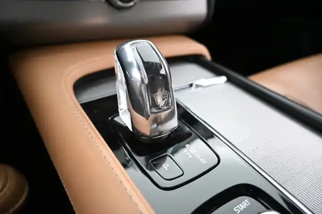 Harmaa Maastoauto, Volvo XC90 – NMO-411