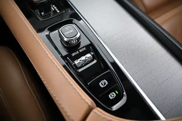 Harmaa Maastoauto, Volvo XC90 – NMO-411