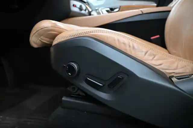 Harmaa Maastoauto, Volvo XC90 – NMO-411
