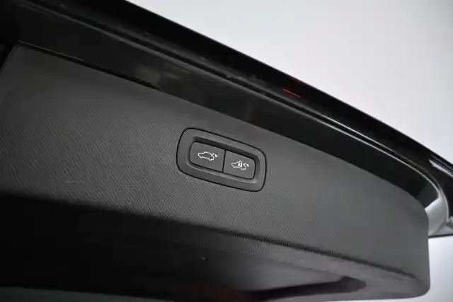 Harmaa Maastoauto, Volvo XC90 – NMO-411