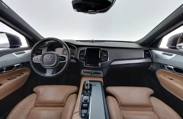 Harmaa Maastoauto, Volvo XC90 – NMO-411