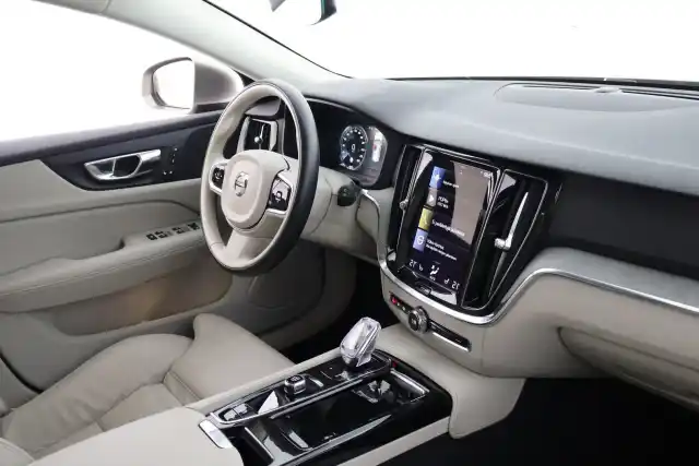 Harmaa Farmari, Volvo V60 – NMO-613