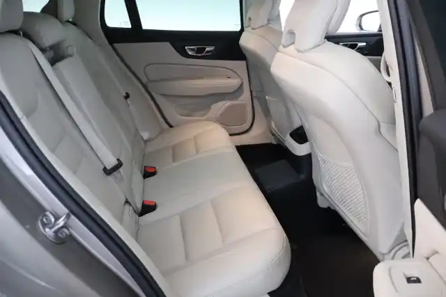 Harmaa Farmari, Volvo V60 – NMO-613