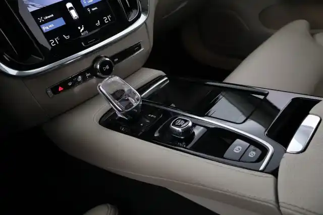 Harmaa Farmari, Volvo V60 – NMO-613