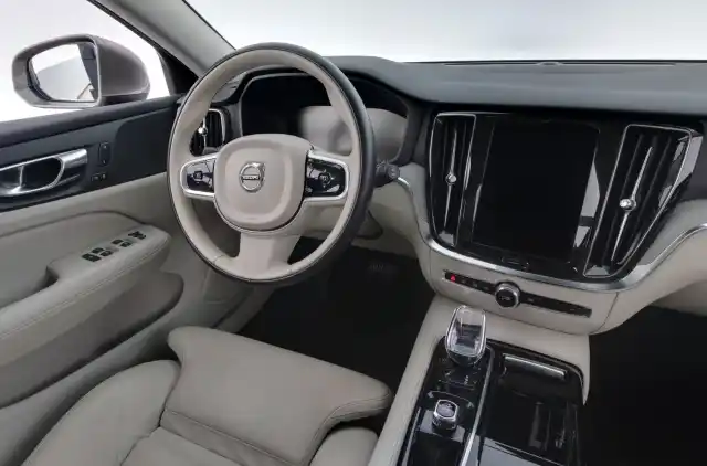 Harmaa Farmari, Volvo V60 – NMO-613