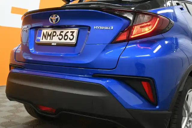 Sininen Maastoauto, Toyota C-HR – NMP-563