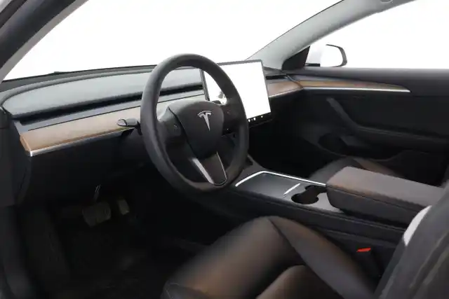 Valkoinen Sedan, Tesla Model 3 – NMP-882