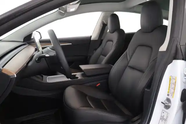 Valkoinen Sedan, Tesla Model 3 – NMP-882