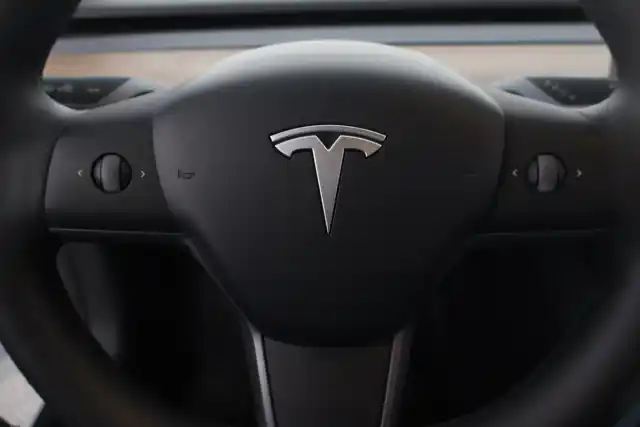 Valkoinen Sedan, Tesla Model 3 – NMP-882