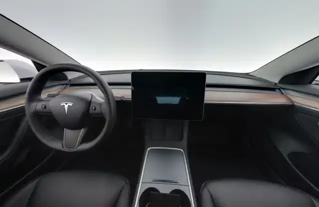 Valkoinen Sedan, Tesla Model 3 – NMP-882
