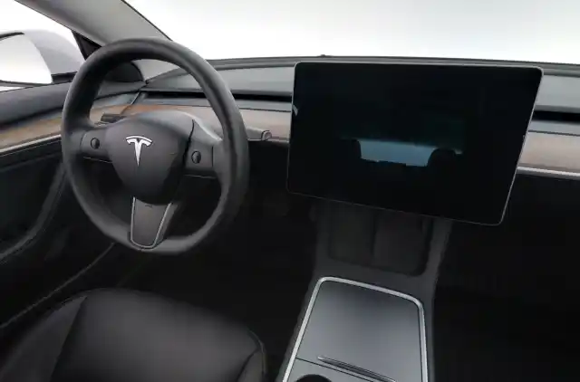 Valkoinen Sedan, Tesla Model 3 – NMP-882